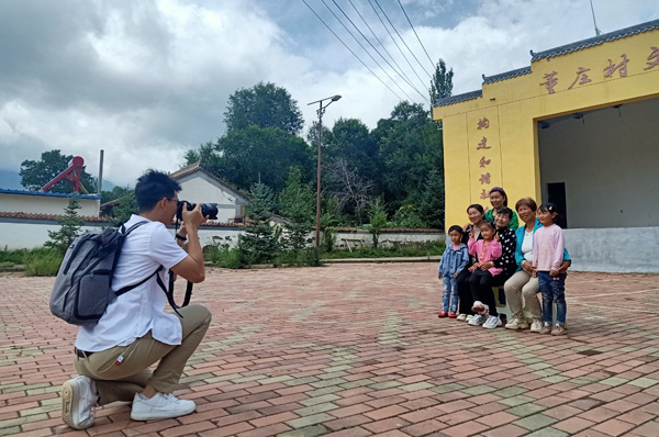 07大学生们在为董庄村的老人、孩子们拍照.jpg
